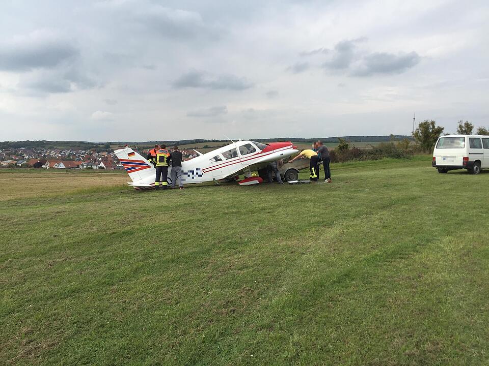 Leichtflugzeug legt Bruchlandung auf Flugplatz in Hettstadt hin