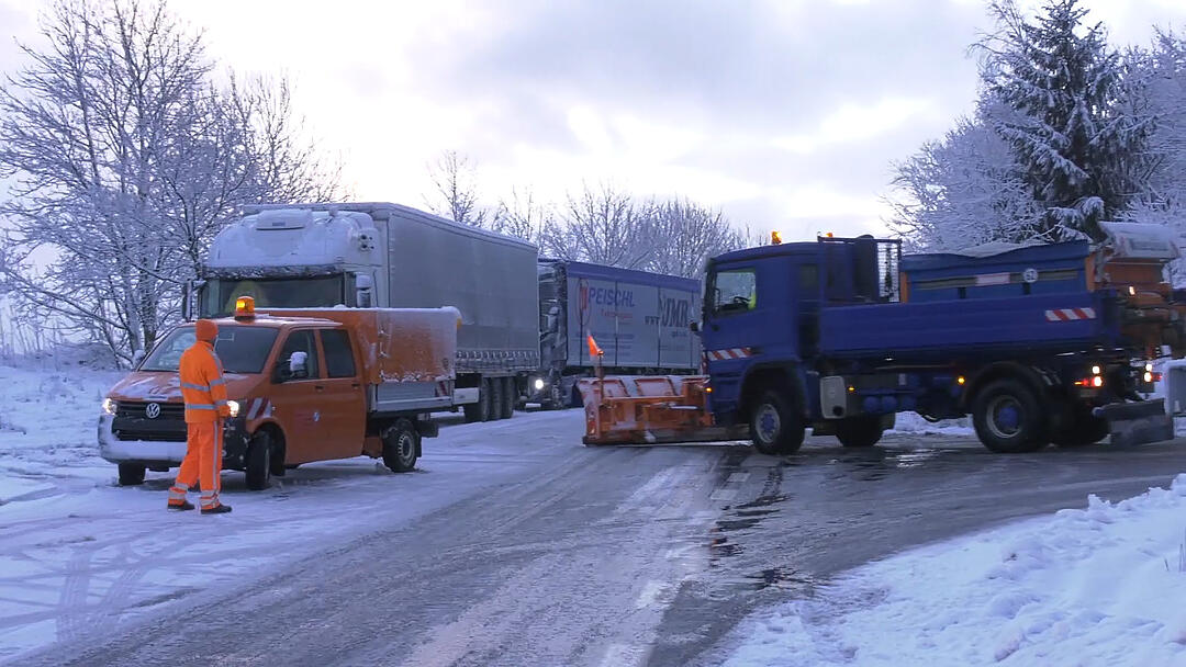 Stillstand im Landkreis Hof: Schnee und Eis lassen Verkehr erliegen