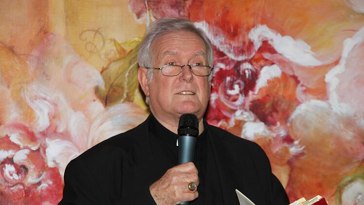 Der emeritierte Würzburger Bischof Friedhelm Hofmann war zu Gast im Erzählcafé  im Julius-Spital und erzählte vor etwa 160 Gästen aus seinem Leben und seiner Arbeit. Foto: Dieter Britz