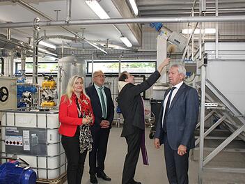 Pfarrer Christian Kaiser weihte am Freitag das Gebäude und die Klärbecken. Foto: Carmen Schwind