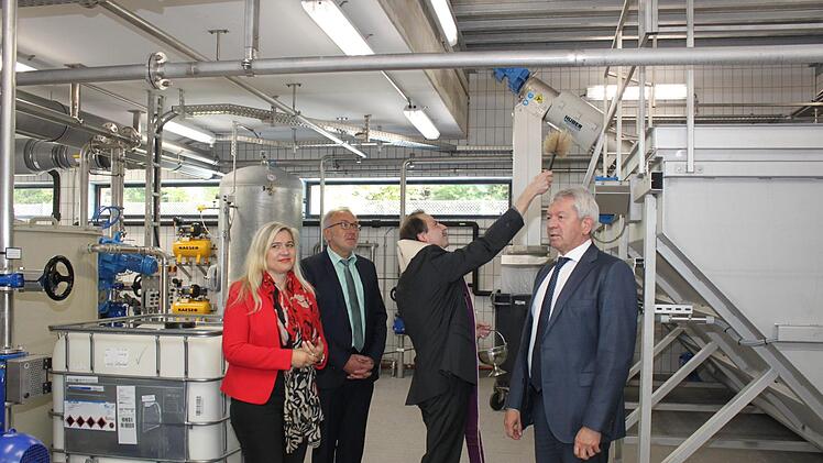 Pfarrer Christian Kaiser weihte am Freitag das Gebäude und die Klärbecken. Foto: Carmen Schwind
