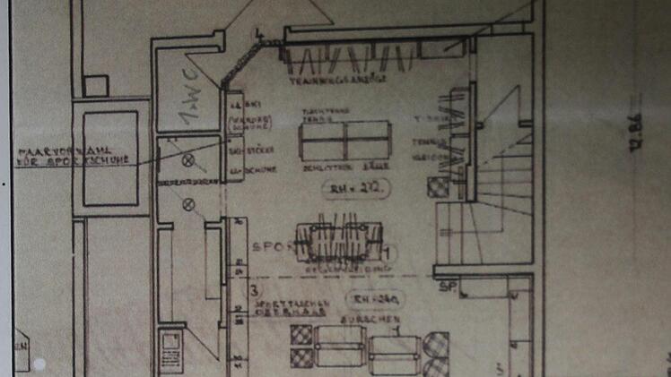 Die Stadt Kulmbach tituliert den Plan des Unternehmers Sesselmann als "Tekturplan". Manfred Sesselmann bemängelt dies. Tatsächlich handele es sich um das Aufmaß, das der Ladenreinrichter im Jahr 1983 erstellt hat. Deutlich zu sehen ist der l-förmig verlaufende Abluftschacht. Heute weiß Sesselmann, dass die Abdichtung, die einst die Stadt erstellt hat, nicht funktioniert. Er ist der Überzeugung, dass nur deshalb immer wieder Wasser ins Gebäudeinnere eindringt. Schon 1980 gab es deshalb Streit....