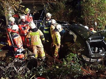 Ein 17-J&auml;hriger hatte sich unerlaubt hinter das Steuer eines 400-PS-starken  Autos gesetzt und einen verheerenden Unfall gebaut. Ein 15-J&auml;hriger schwebt in Lebensgefahr. Foto: Feuerwehr Waltrop/dpa