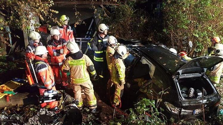 Ein 17-J&auml;hriger hatte sich unerlaubt hinter das Steuer eines 400-PS-starken  Autos gesetzt und einen verheerenden Unfall gebaut. Ein 15-J&auml;hriger schwebt in Lebensgefahr. Foto: Feuerwehr Waltrop/dpa
