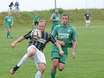 Die Verbissenheit steht Dominik Schlereth (links) ins Gesicht geschrieben im Duell mit Sandro Koch vom FC Untererthal II. Das Engegament sollte sich auszahlen, denn die SG Waldfenster/Lauter gewann das Topspiel mit 1:0. Foto: ssp