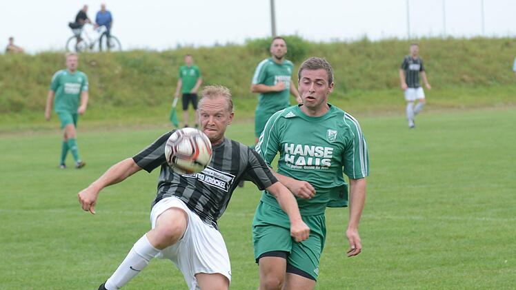 Die Verbissenheit steht Dominik Schlereth (links) ins Gesicht geschrieben im Duell mit Sandro Koch vom FC Untererthal II. Das Engegament sollte sich auszahlen, denn die SG Waldfenster/Lauter gewann das Topspiel mit 1:0. Foto: ssp