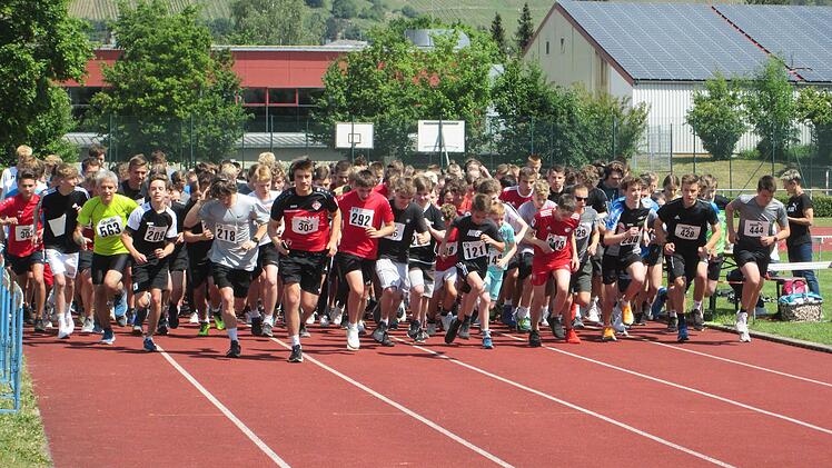 Rund 270 Schülerinnen und Schüler des Frobenius-Gymnasiums gingen beim Mini-Marathon an der Start. Mit der diesjährigen Veranstaltungen feierte das Lehrinstitut das 25. Jubiläum dieses Sport-Events.