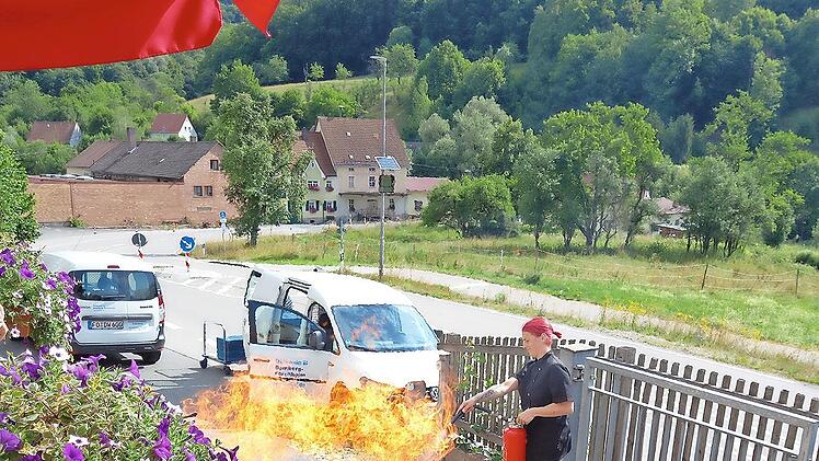 Markus Wolf und Christian Dennerlein inszenierten die Brandschutz&uuml;bung in Mostviel.