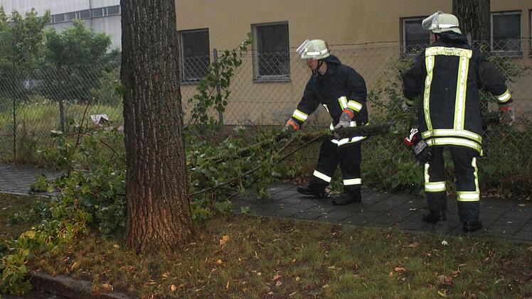Einsatzkräfte am Abend in Erlangen. Foto: News5/Klein