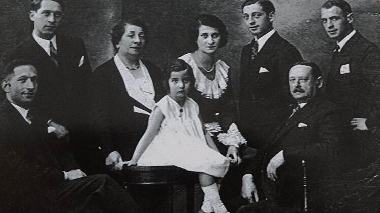 Gitta Fichtelberger (Dritte von rechts hinten) ist die Großmutter von Jeanie Weisberg, die sich in Ermershausen auf die Spuren ihrer Vorfahren begeben hat. Die Großmutter heiratete in die Familie Junker ein. Auch der Vater von Jeanie Weisberg, Max Junker (Zweiter von rechts, stehend), ist auf diesem Bild zu sehen.