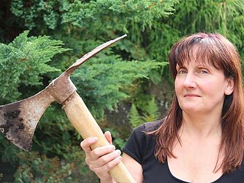 Feldgeschworene Astrid Mützel kann durchaus mit Pickel, Haue und Stiefel umgehen. Foto: Gerd Schaar