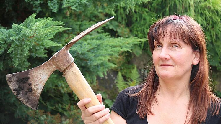 Feldgeschworene Astrid Mützel kann durchaus mit Pickel, Haue und Stiefel umgehen. Foto: Gerd Schaar