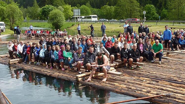 Erwartungsfroh sehen die Teilnehmer der Floßfahrt dem Start entgegen. Foto: Gerd Fleischmann