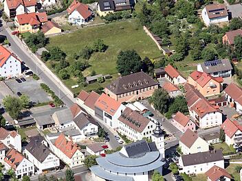 Das alte neue Rathaus (hinter dem Kirchturm) und das neue alte Rathaus (Bildmitte) im Zentrum von Stegaurach Foto: Heinrich Hoffmann