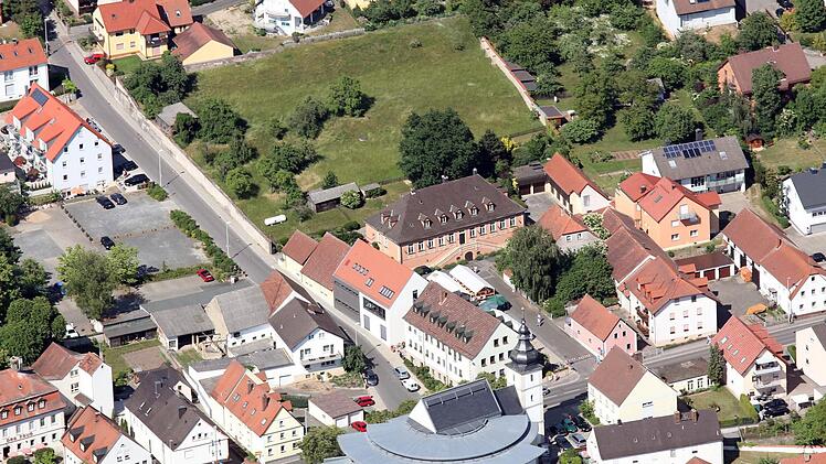 Das alte neue Rathaus (hinter dem Kirchturm) und das neue alte Rathaus (Bildmitte) im Zentrum von Stegaurach Foto: Heinrich Hoffmann