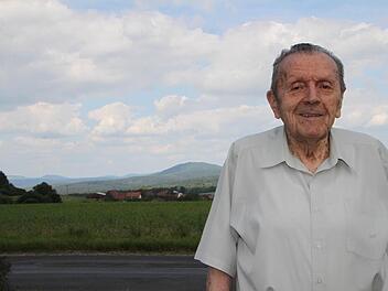 Blick auf die Rhön: Von seinem Haus in Roßbach aus sieht Hans Schüßler die Berge. Foto: Ulrike Müller