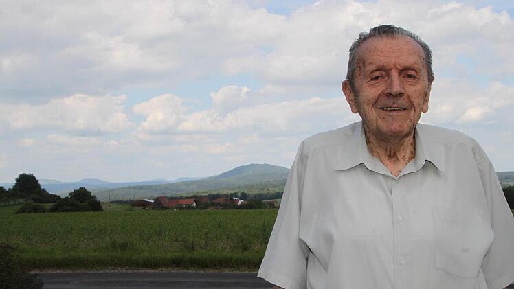 Blick auf die Rhön: Von seinem Haus in Roßbach aus sieht Hans Schüßler die Berge. Foto: Ulrike Müller