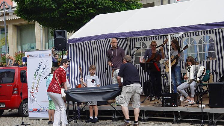 Die Schülerinnen und Schüler der August Kömpel Musikschule e.V. Bad Brückenau zeigten auf dem Marktplatz ihr Können.  Foto: Brigitta Kempe-Wolf