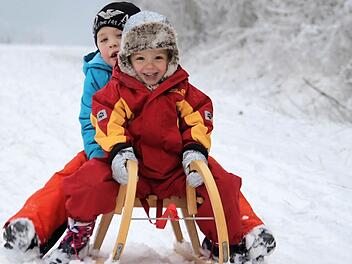 Beim ersten Schnee wollten die Kinder bereits zum Hang, um auf ihrem Schlitten fahren zu können. Foto: Sarah Stieranka
