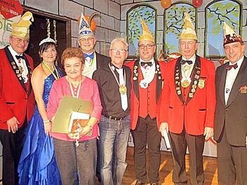 FVF-Verdienstorden und BDK-Orden in Silber gab es für verdiente FGSler (v. l.): Präsident Wieland Beierkuhnlein, Prinzessin Sabine I., Waltraud Kämpfer, Prinz Robert I., Lothar Höhn, Jürgen Deuerling, Reinhard Wiedel und Alexander Maisel. Foto: Susanne Deuerling