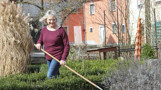 Gabi Will genießt die Arbeit in ihrem Garten - und wartet sehnsüchtig auf besseres Wetter.  Foto: Barbara Herbst