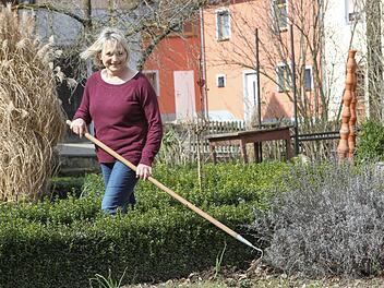 Gabi Will genießt die Arbeit in ihrem Garten - und wartet sehnsüchtig auf besseres Wetter.  Foto: Barbara Herbst