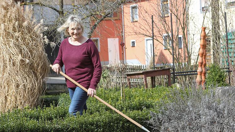 Gabi Will genießt die Arbeit in ihrem Garten - und wartet sehnsüchtig auf besseres Wetter.  Foto: Barbara Herbst