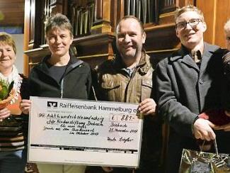 Freuen sich über die Spende (von links): Ursula Ziegler, Pfarrgemeinderatsvorsitzende Ilona Schneider, Peter Brell von der Kirchenverwaltung und Dirigent Florian Seuffert mit Sohn. Foto: Elisabeth Assmann