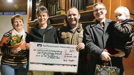 Freuen sich über die Spende (von links): Ursula Ziegler, Pfarrgemeinderatsvorsitzende Ilona Schneider, Peter Brell von der Kirchenverwaltung und Dirigent Florian Seuffert mit Sohn. Foto: Elisabeth Assmann