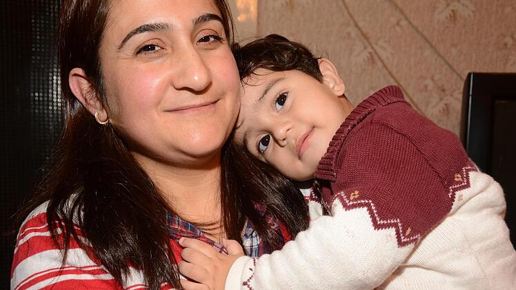Überglücklich angesichts der Hilfsbereitschaft der Rundschau-Leser: Yasmin Mohamad mit ihrem Sohn Yusef, dessen fehlgebildete Beine im Februar erstmals operiert werden.Dagmar Besand