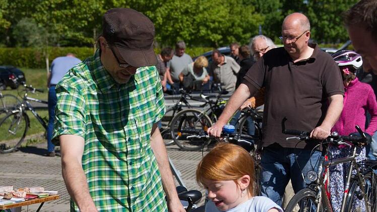 Stefan Einwag hilft einem Mädchen beim Probesitzen.Müller