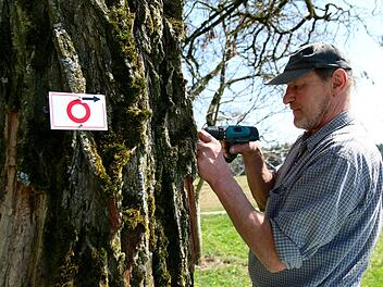 Heiner Schwank beim Anbringen einer Wegemarkierung am Rotring-Wanderweg zwischen Großenhül und Kleinhül.Foto: Adriane Lochner