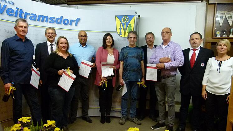 Ehrung von Blutspendern mit BRK-Urkunde und Ehrennadel Foto: Lothar Weidner