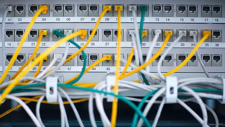 Massive Probleme: Facebook, WhatsApp und Instagram mit Störungen. Foto: Jens Büttner/dpa-Zentralbild/dpa