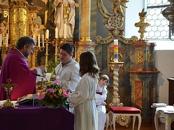 Pfarrer Michael Morawietz und Ministrant Josef Dickert bei der Gabenbereitung Foto: Kuno Eichner