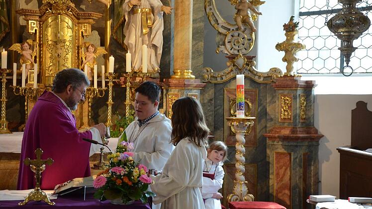 Pfarrer Michael Morawietz und Ministrant Josef Dickert bei der Gabenbereitung Foto: Kuno Eichner