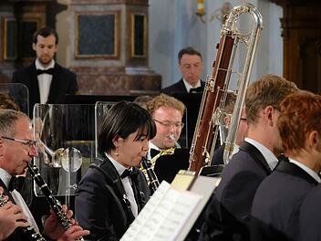 Das Bayerische Polizeiorchester gab ein Benefizkonzert in der Klosterkirche Hammelburg zugunsten der Jugendmusikvereinigung Saaletal. Foto: Gerd Schaar