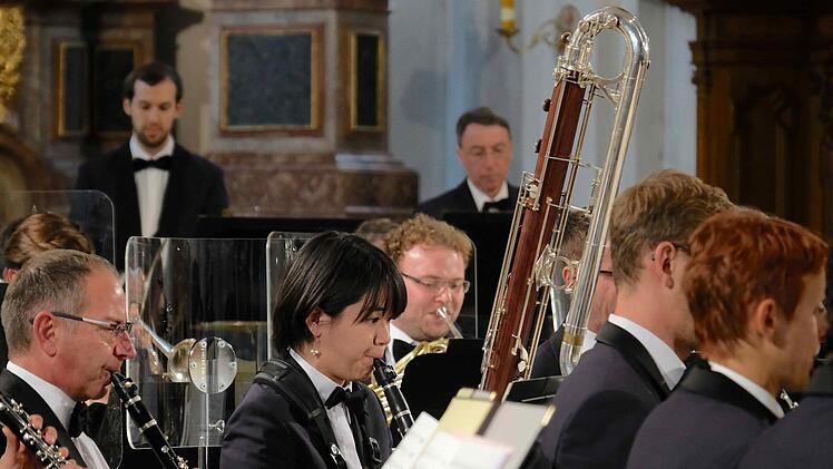 Das Bayerische Polizeiorchester gab ein Benefizkonzert in der Klosterkirche Hammelburg zugunsten der Jugendmusikvereinigung Saaletal. Foto: Gerd Schaar