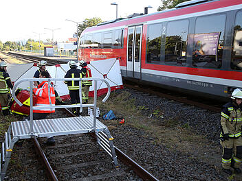 Reisender sackt zusammen und wird von Zug überrollt