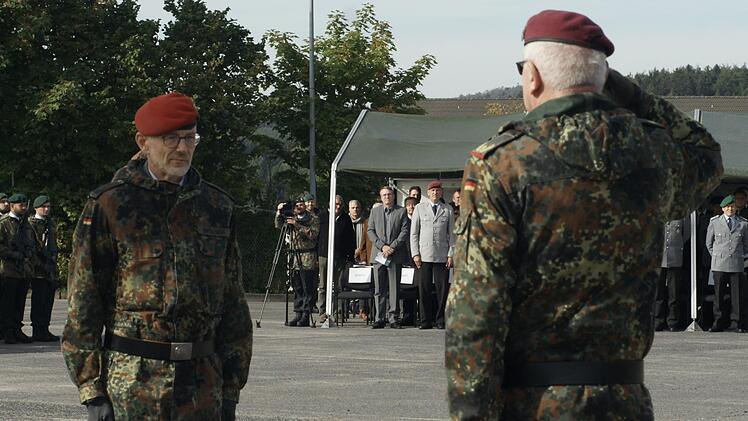 Brigadegeneral Heinz Feldmann (rechts) übergab das Gefechtssimulationszentrum an Oberst Ralf Broszinski, selbst jahrelang Berufssoldat. Foto: Steffen Standke