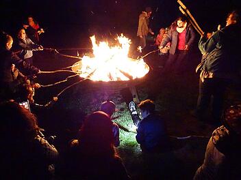 Immer ein Erlebnis – Stockbrotrösten an der großen Feuerschale, das Finale der „Lichterwanderung“ der Nordhalbener Ortsgruppe des Frankenwaldvereins an „Halloween“.