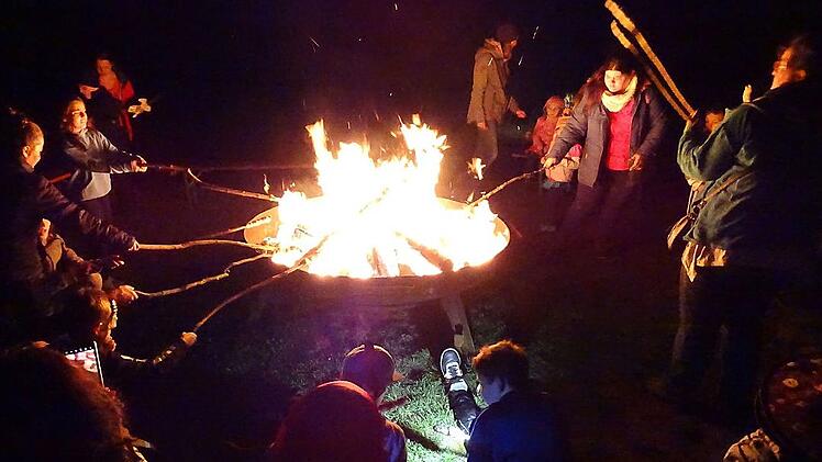 Immer ein Erlebnis – Stockbrotrösten an der großen Feuerschale, das Finale der „Lichterwanderung“ der Nordhalbener Ortsgruppe des Frankenwaldvereins an „Halloween“.