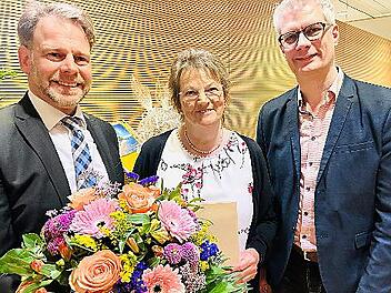 Margit Hallmann wurde von Klinik-Geschäftsführer Sven Oelkers (l.) und Oberbürgermeister Uwe Kirschstein in den Ruhestand verabschiedet.