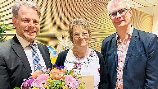 Margit Hallmann wurde von Klinik-Geschäftsführer Sven Oelkers (l.) und Oberbürgermeister Uwe Kirschstein in den Ruhestand verabschiedet.