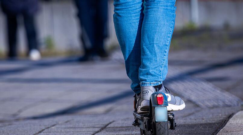 Hund mit E-Scooter Gassi gef&uuml;hrt -  Fahrer ohne Versicherung gestoppt