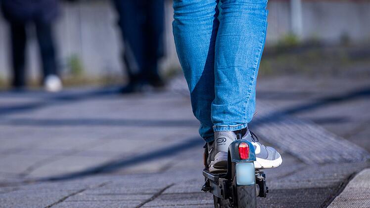 E-Scooter-Fahrerin bei Unfall in Dachsbach an der Aisch lebensgef&auml;hrlich verletzt