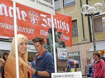 Vanessa Müller und Josef Ertl präsentierten an einem Stand die Saale-Zeitung. Für Kinder war einiges geboten. Fotos: Peter Rauch