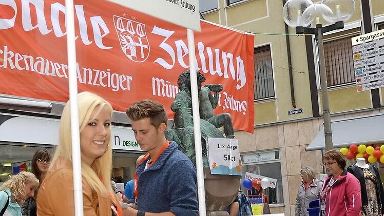 Vanessa Müller und Josef Ertl präsentierten an einem Stand die Saale-Zeitung. Für Kinder war einiges geboten. Fotos: Peter Rauch