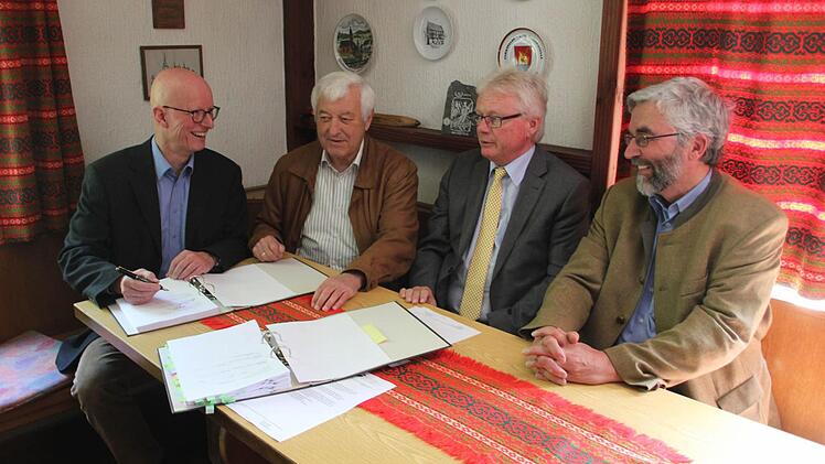 Sie unterzeichneten die Vereinbarung über die Wanderwege im Staatswald (von links): Gerhard Müller vom Forstbetrieb Nordhalben, Frankenwaldverein-Hauptvorsitzender Robert Strobel, Zweiter Frankenwaldverein-Vorsitzender und Bürgermeister Dieter Frank und Peter Hagemann vom Forstbetrieb Rothenkirchen.  Foto: Friedwald Schedel