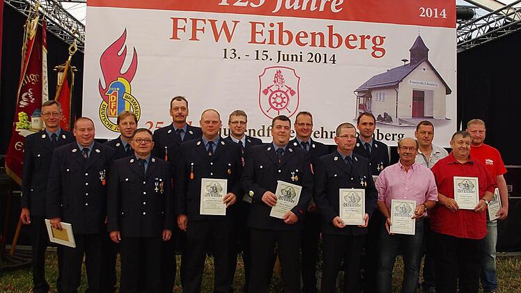 Diese Herren wurden für 25 Jahre treue Mitgliedschaft in der Eibenberger Wehr geehrt.